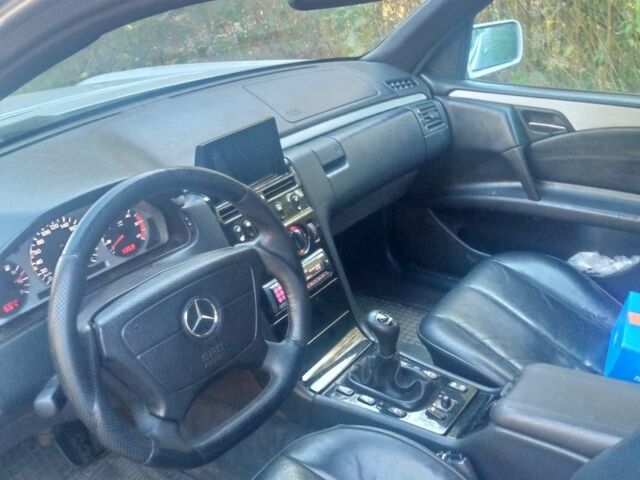 Серый Мерседес 200, объемом двигателя 2.2 л и пробегом 430 тыс. км за 3600 $, фото 3 на Automoto.ua