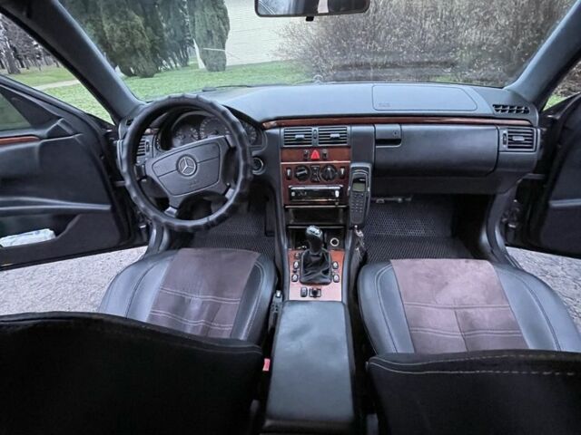 Серый Мерседес 200, объемом двигателя 2 л и пробегом 270 тыс. км за 3100 $, фото 7 на Automoto.ua