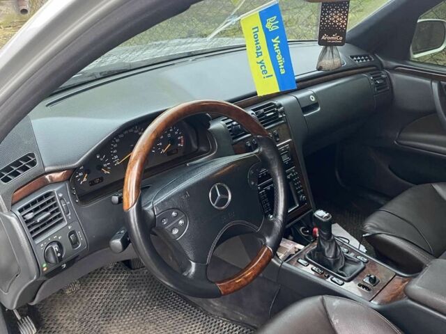 Серый Мерседес 200, объемом двигателя 2 л и пробегом 380 тыс. км за 4700 $, фото 7 на Automoto.ua