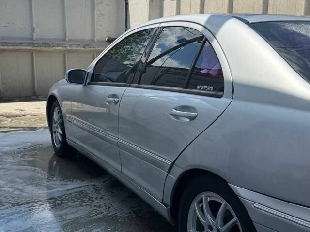 Серый Мерседес 200, объемом двигателя 2 л и пробегом 241 тыс. км за 2000 $, фото 2 на Automoto.ua