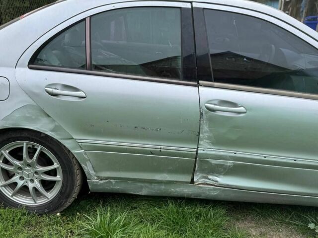 Серый Мерседес 200, объемом двигателя 2 л и пробегом 241 тыс. км за 2000 $, фото 11 на Automoto.ua