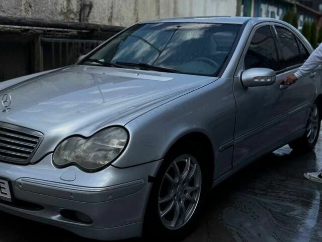 Серый Мерседес 200, объемом двигателя 2 л и пробегом 241 тыс. км за 2000 $, фото 1 на Automoto.ua