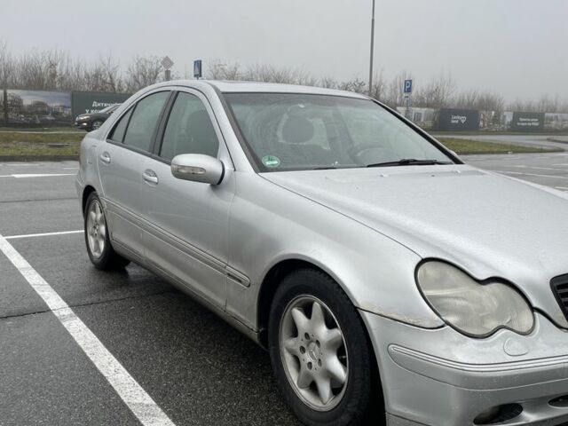 Серый Мерседес 200, объемом двигателя 2 л и пробегом 284 тыс. км за 3700 $, фото 3 на Automoto.ua