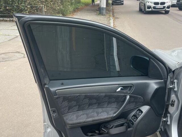 Сірий Мерседес 200, об'ємом двигуна 2 л та пробігом 300 тис. км за 3900 $, фото 7 на Automoto.ua