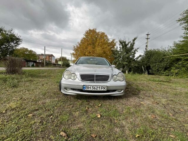 Серый Мерседес 200, объемом двигателя 0 л и пробегом 260 тыс. км за 3999 $, фото 3 на Automoto.ua