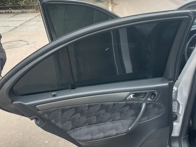 Сірий Мерседес 200, об'ємом двигуна 2 л та пробігом 300 тис. км за 3900 $, фото 8 на Automoto.ua