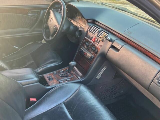 Серый Мерседес 200, объемом двигателя 3.2 л и пробегом 400 тыс. км за 1950 $, фото 7 на Automoto.ua