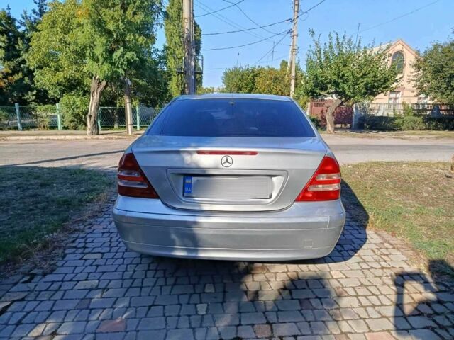 Серый Мерседес 200, объемом двигателя 2 л и пробегом 400 тыс. км за 4200 $, фото 4 на Automoto.ua