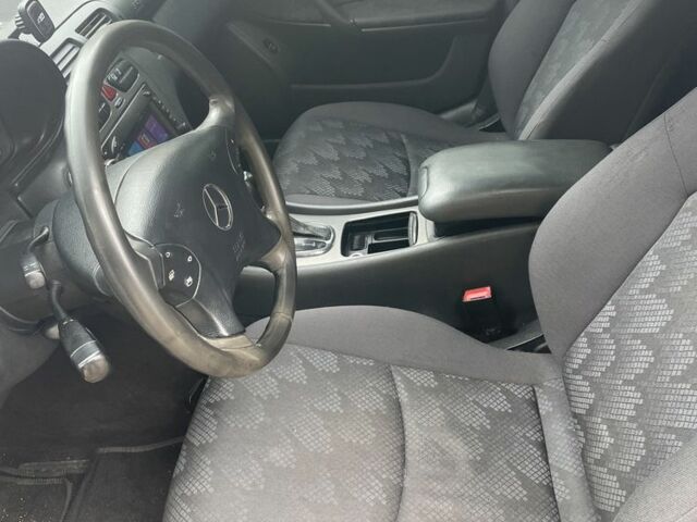 Сірий Мерседес 200, об'ємом двигуна 2 л та пробігом 300 тис. км за 3900 $, фото 10 на Automoto.ua