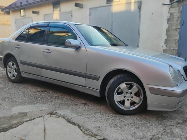 Серый Мерседес 200, объемом двигателя 2 л и пробегом 389 тыс. км за 4000 $, фото 3 на Automoto.ua