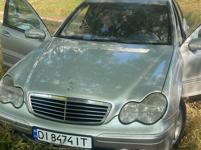 Серый Мерседес 200, объемом двигателя 2 л и пробегом 280 тыс. км за 4550 $, фото 3 на Automoto.ua