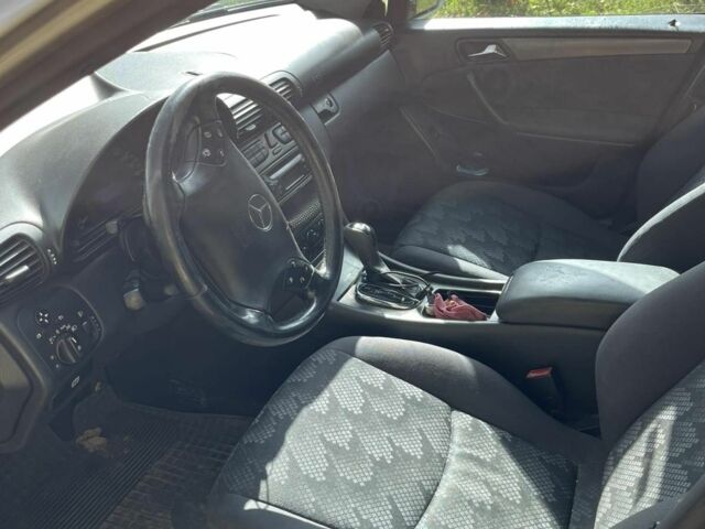 Серый Мерседес 200, объемом двигателя 0 л и пробегом 260 тыс. км за 3999 $, фото 12 на Automoto.ua