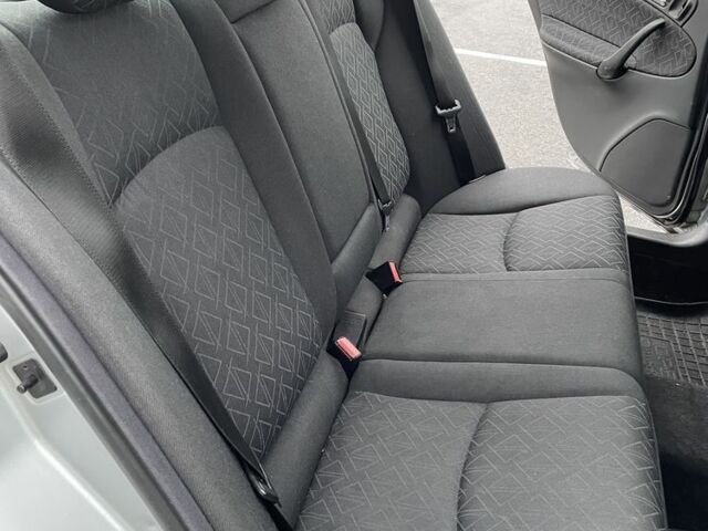 Серый Мерседес 200, объемом двигателя 2 л и пробегом 284 тыс. км за 3700 $, фото 7 на Automoto.ua