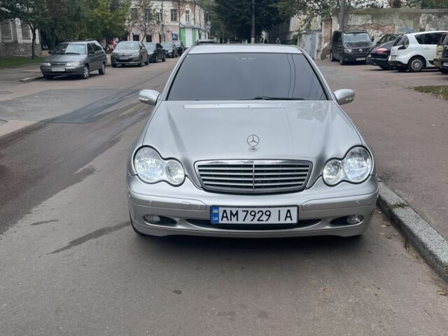 Сірий Мерседес 200, об'ємом двигуна 2 л та пробігом 300 тис. км за 3900 $, фото 1 на Automoto.ua