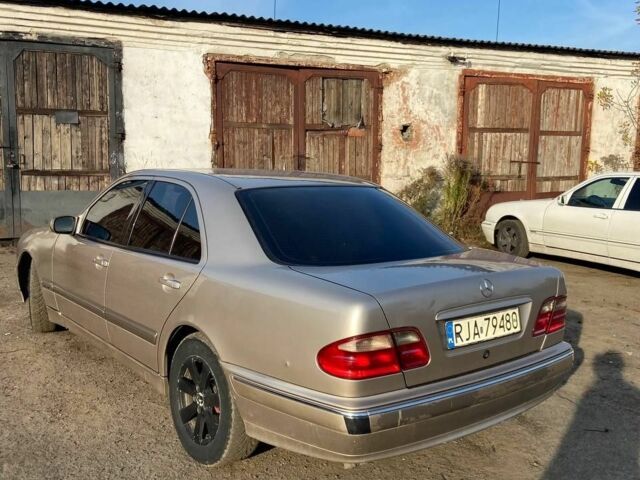 Серый Мерседес 200, объемом двигателя 3.2 л и пробегом 400 тыс. км за 1950 $, фото 4 на Automoto.ua