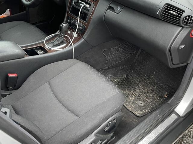 Серый Мерседес 200, объемом двигателя 2 л и пробегом 284 тыс. км за 3700 $, фото 8 на Automoto.ua