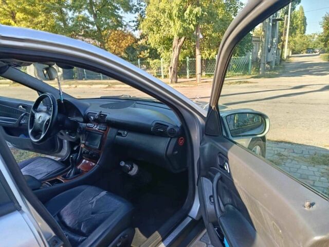 Серый Мерседес 200, объемом двигателя 2 л и пробегом 400 тыс. км за 4200 $, фото 9 на Automoto.ua