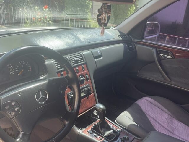 Сірий Мерседес 200, об'ємом двигуна 2 л та пробігом 400 тис. км за 3900 $, фото 8 на Automoto.ua