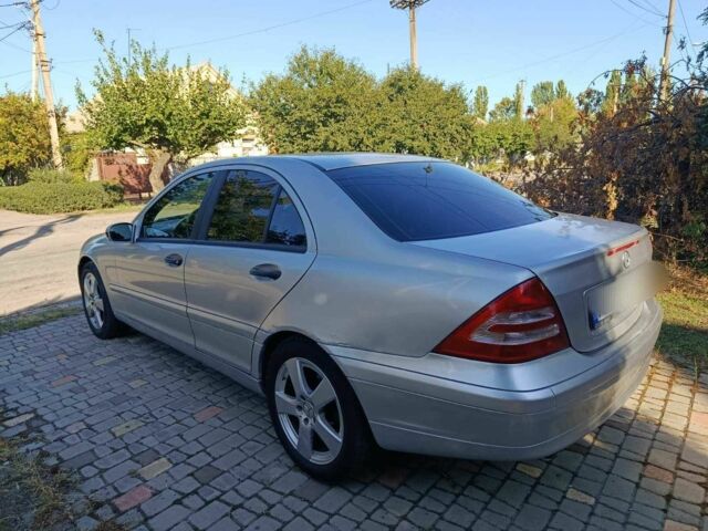 Серый Мерседес 200, объемом двигателя 2 л и пробегом 400 тыс. км за 4200 $, фото 5 на Automoto.ua