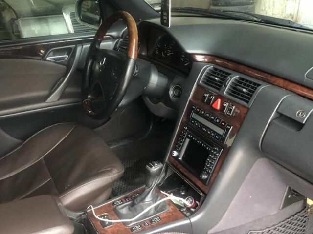 Серый Мерседес 200, объемом двигателя 2 л и пробегом 380 тыс. км за 4700 $, фото 4 на Automoto.ua