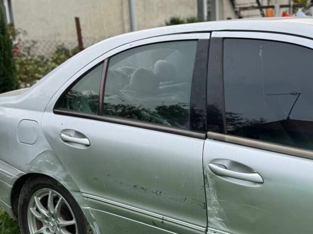 Серый Мерседес 200, объемом двигателя 2 л и пробегом 241 тыс. км за 2000 $, фото 9 на Automoto.ua