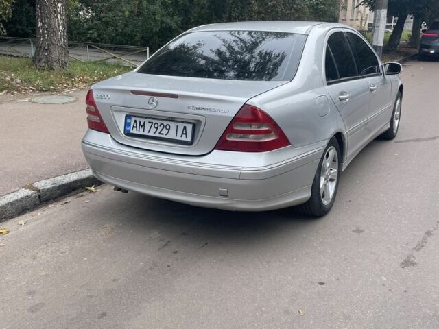 Сірий Мерседес 200, об'ємом двигуна 2 л та пробігом 300 тис. км за 3900 $, фото 4 на Automoto.ua