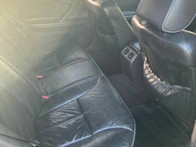 Серый Мерседес 200, объемом двигателя 3.2 л и пробегом 400 тыс. км за 1950 $, фото 1 на Automoto.ua