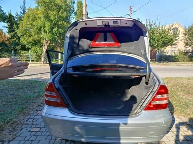 Серый Мерседес 200, объемом двигателя 2 л и пробегом 400 тыс. км за 4200 $, фото 7 на Automoto.ua