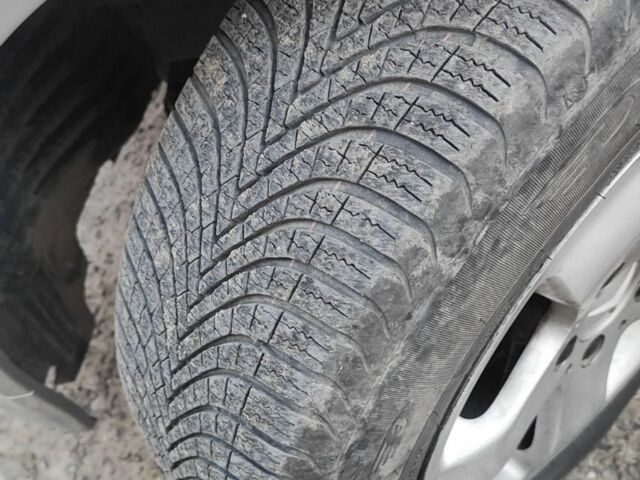 Серый Мерседес 200, объемом двигателя 2 л и пробегом 389 тыс. км за 4000 $, фото 7 на Automoto.ua