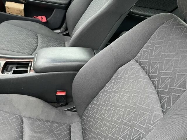 Серый Мерседес 200, объемом двигателя 2 л и пробегом 284 тыс. км за 3700 $, фото 11 на Automoto.ua