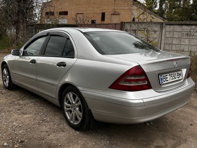 Серый Мерседес 200, объемом двигателя 2 л и пробегом 343 тыс. км за 4700 $, фото 1 на Automoto.ua