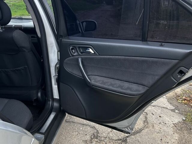 Серый Мерседес 200, объемом двигателя 2 л и пробегом 343 тыс. км за 4700 $, фото 6 на Automoto.ua