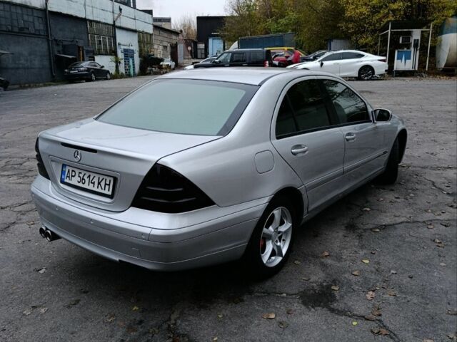 Серый Мерседес 200, объемом двигателя 2.1 л и пробегом 190 тыс. км за 5600 $, фото 3 на Automoto.ua