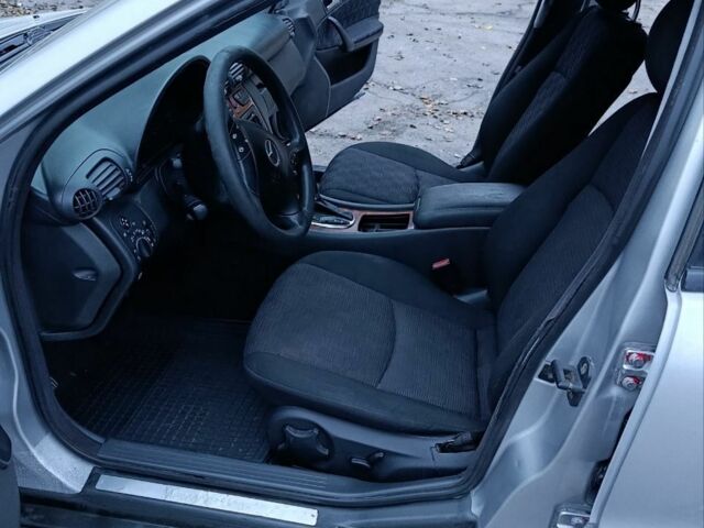 Серый Мерседес 200, объемом двигателя 2.1 л и пробегом 190 тыс. км за 5600 $, фото 6 на Automoto.ua