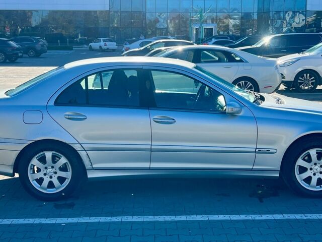 Серый Мерседес 200, объемом двигателя 2 л и пробегом 440 тыс. км за 3500 $, фото 2 на Automoto.ua