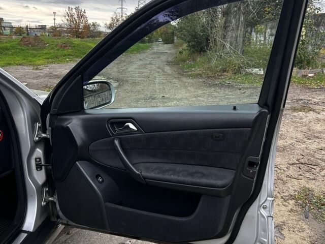 Серый Мерседес 200, объемом двигателя 2 л и пробегом 343 тыс. км за 4700 $, фото 7 на Automoto.ua