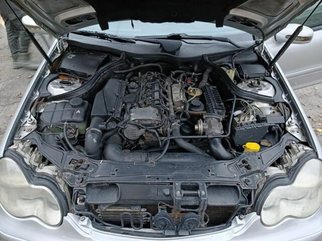 Серый Мерседес 200, объемом двигателя 2.1 л и пробегом 190 тыс. км за 5600 $, фото 7 на Automoto.ua