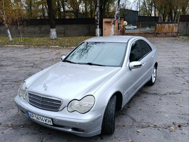 Серый Мерседес 200, объемом двигателя 2.1 л и пробегом 190 тыс. км за 5600 $, фото 1 на Automoto.ua