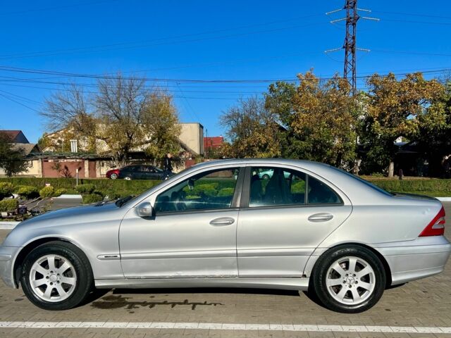 Серый Мерседес 200, объемом двигателя 2 л и пробегом 440 тыс. км за 3500 $, фото 4 на Automoto.ua