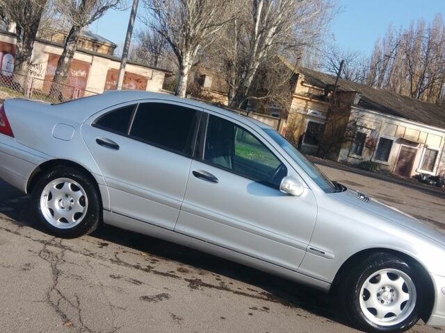 Серый Мерседес 200, объемом двигателя 2 л и пробегом 250 тыс. км за 3800 $, фото 3 на Automoto.ua