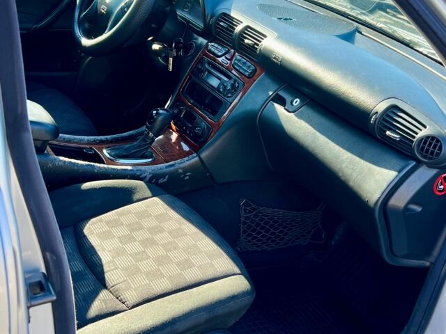 Серый Мерседес 200, объемом двигателя 2 л и пробегом 440 тыс. км за 3500 $, фото 12 на Automoto.ua