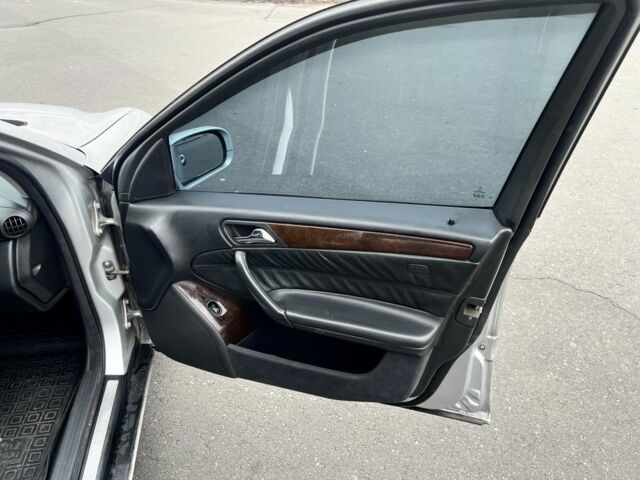 Сірий Мерседес 200, об'ємом двигуна 2 л та пробігом 200 тис. км за 3800 $, фото 20 на Automoto.ua