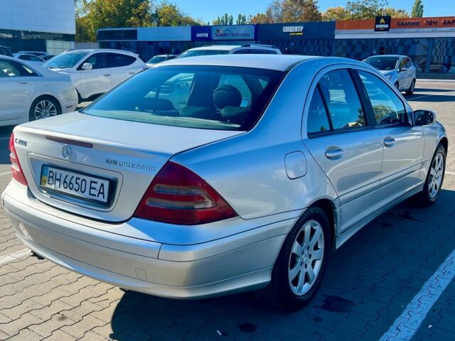 Серый Мерседес 200, объемом двигателя 2 л и пробегом 440 тыс. км за 3500 $, фото 3 на Automoto.ua
