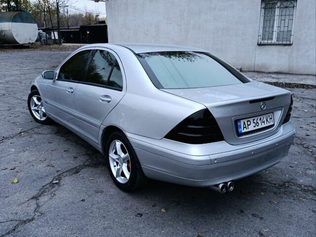 Серый Мерседес 200, объемом двигателя 2.1 л и пробегом 190 тыс. км за 5600 $, фото 2 на Automoto.ua