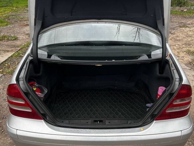 Серый Мерседес 200, объемом двигателя 2 л и пробегом 343 тыс. км за 4700 $, фото 8 на Automoto.ua