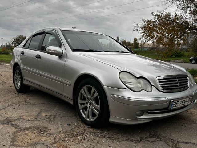 Серый Мерседес 200, объемом двигателя 2 л и пробегом 343 тыс. км за 4700 $, фото 3 на Automoto.ua