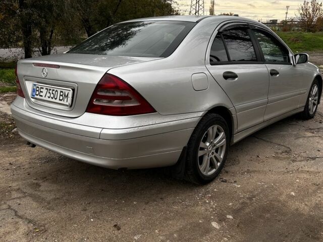 Серый Мерседес 200, объемом двигателя 2 л и пробегом 343 тыс. км за 4700 $, фото 2 на Automoto.ua