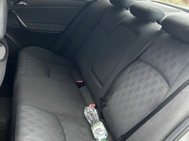 Серый Мерседес 200, объемом двигателя 2 л и пробегом 343 тыс. км за 4700 $, фото 13 на Automoto.ua