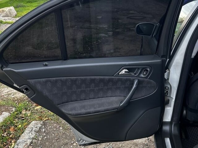 Серый Мерседес 200, объемом двигателя 2 л и пробегом 343 тыс. км за 4700 $, фото 5 на Automoto.ua