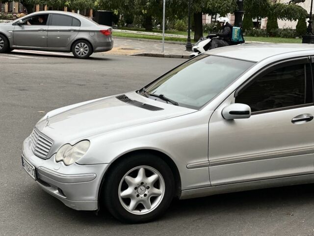Сірий Мерседес 200, об'ємом двигуна 2 л та пробігом 200 тис. км за 3800 $, фото 1 на Automoto.ua
